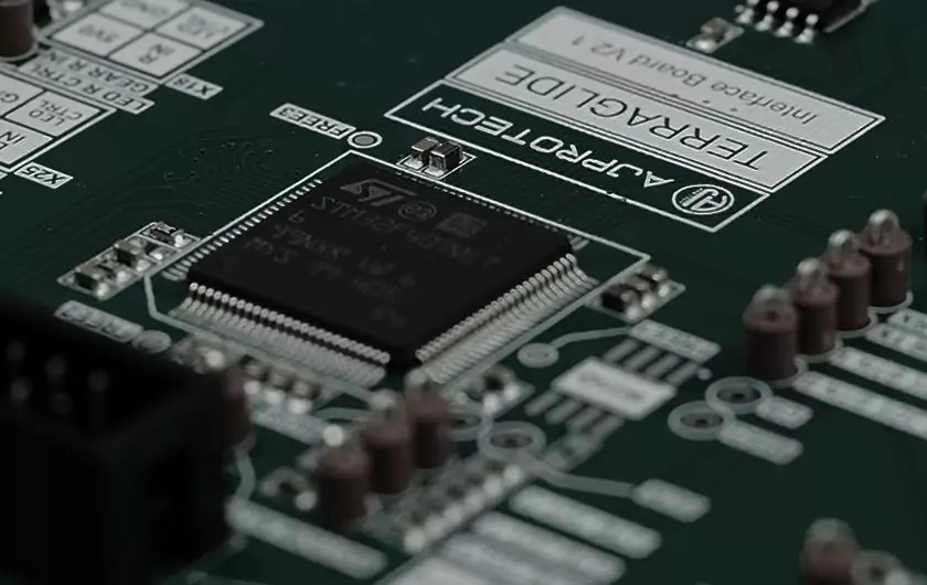 How to Choose Between a Microcontroller and a Microprocessor
